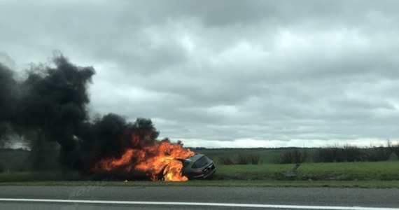 Służby drogowe przywróciły normalny ruch na opolskim odcinku autostrady A4, gdzie po pożarze samochodu zablokowana była jezdnia w kierunku Katowic.
