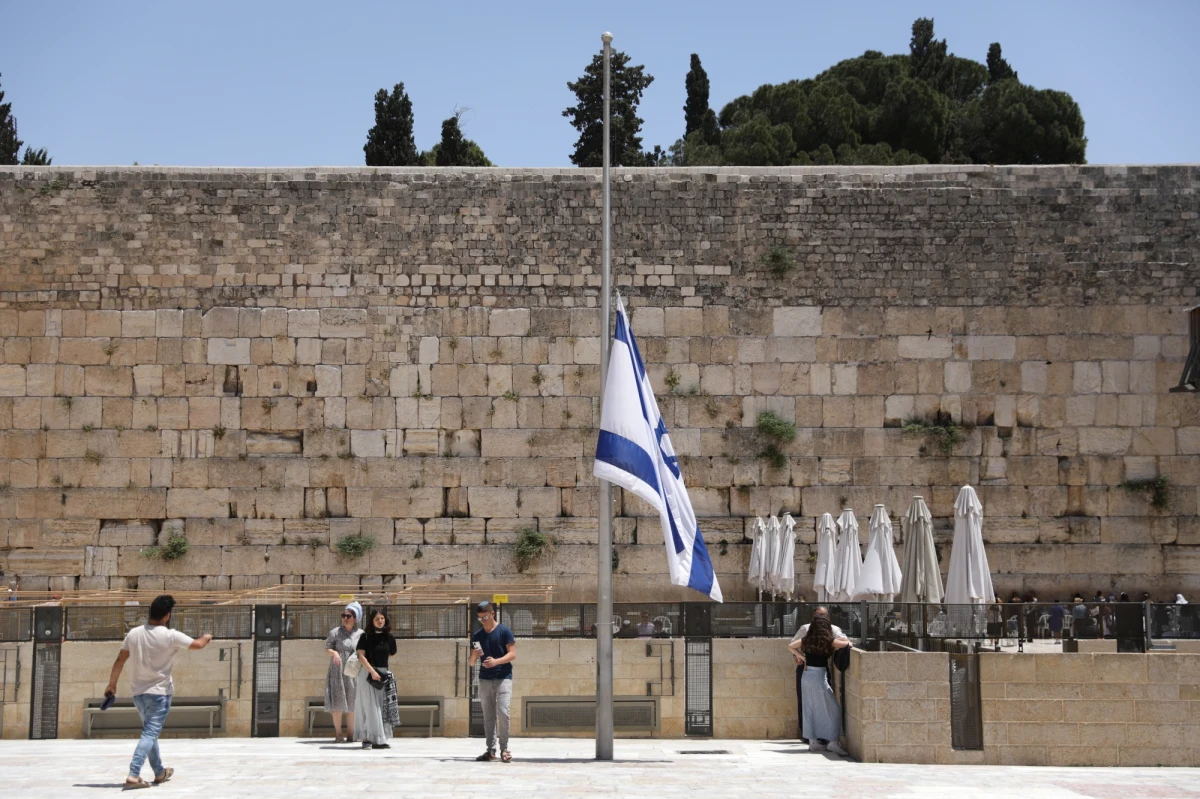 Niedziela jest w Izraelu dniem żałoby po śmierci 45 ultraortodoksyjnych Żydów, którzy zginęli w piątek stratowani po wybuchu paniki podczas święta religijnego na górze Meron na północy kraju. Flagi państwowe opuszczono w całym Izraelu do połowy masztów.