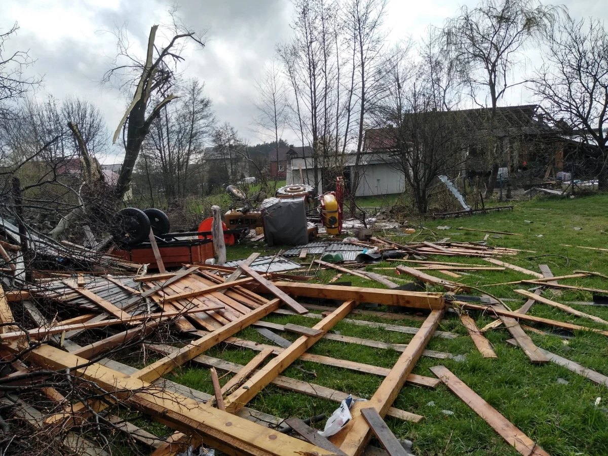 Na skutek gwałtownej burzy w niedzielę w miejscowości Tereszpol-Zygmunty (Lubelskie) uszkodzonych zostało 10 budynków. Mieszkańcy zostali ewakuowani. Trwa usuwanie skutków przejścia nawałnicy oraz szacowanie strat.