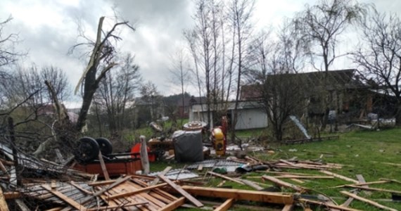 Na skutek gwałtownej burzy w niedzielę w miejscowości Tereszpol-Zygmunty (Lubelskie) uszkodzonych zostało 10 budynków. Mieszkańcy zostali ewakuowani. Trwa usuwanie skutków przejścia nawałnicy oraz szacowanie strat.