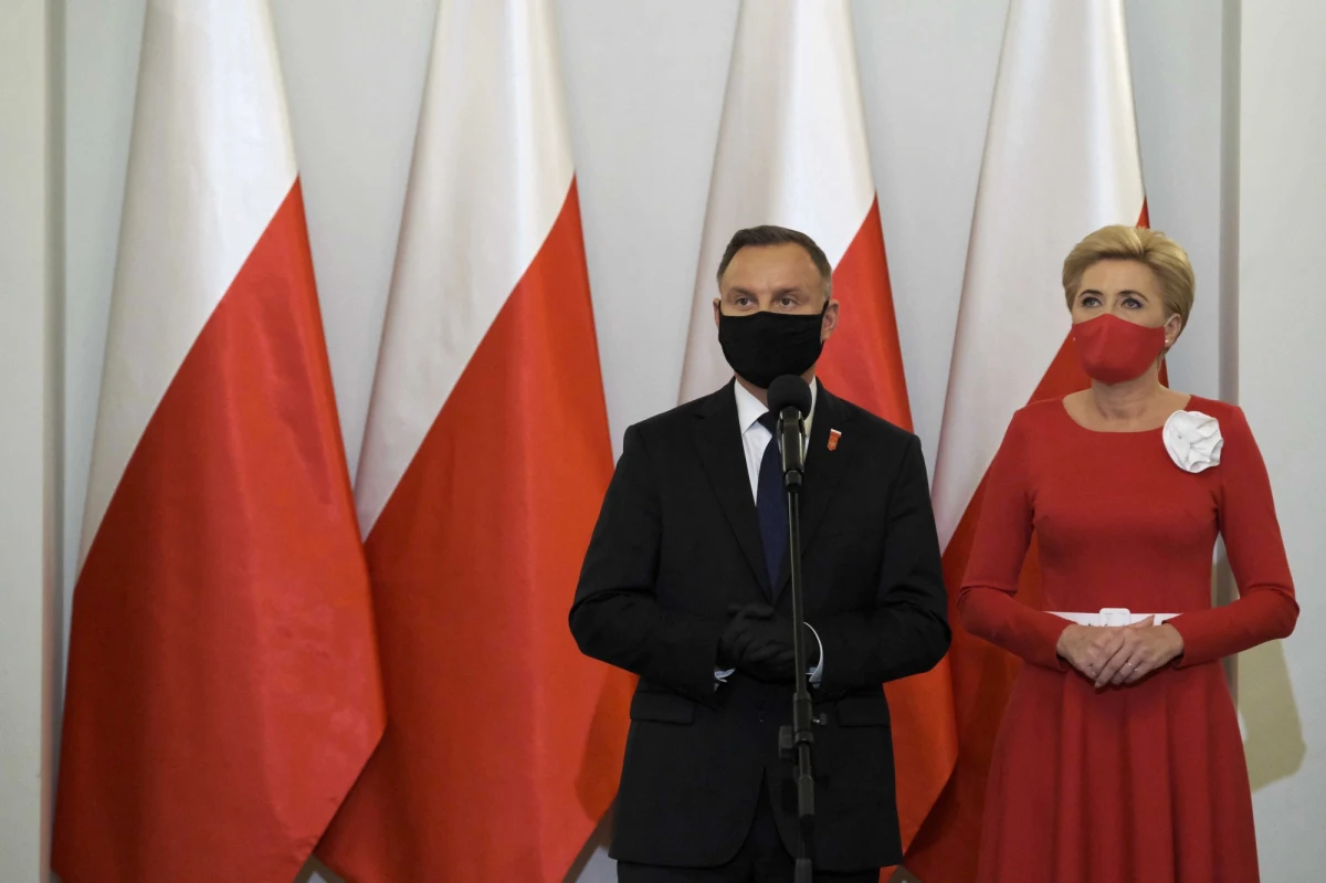 „Dzień Polonii i Polaków za Granicą ma wymiar szczególnej łączności, wielkiego związku, czegoś, co ja nazywam wspólnotą Polaków na całym świecie, wspólnotą myśli, mentalności i sposobu patrzenia na świat” - powiedział w niedzielę prezydent Andrzej Duda. „Kiedy patrzmy na polskość na całym świecie, na relację pomiędzy tymi, którzy w Polsce nie mieszkają, a tymi którzy tu są, to ta relacja do Polski ma ogromne znaczenie” – dodał prezydent.