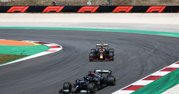 Broniący tytułu, siedmiokrotny mistrz globu Brytyjczyk Lewis Hamilton z Mercedesa wygrał na torze w Portimao wyścig Formuły 1 o Grand Prix Portugalii. To jego 97. zwycięstwo w karierze. Rok temu Hamilton także był najszybszy w tej imprezie. ​Drugie miejsce ze stratą ponad 29 s zajął Holender Max Verstappen (Red Bull), a trzeci był partner Hamiltona z zespołu Fin Valtteri Bottas - strata 33,530.