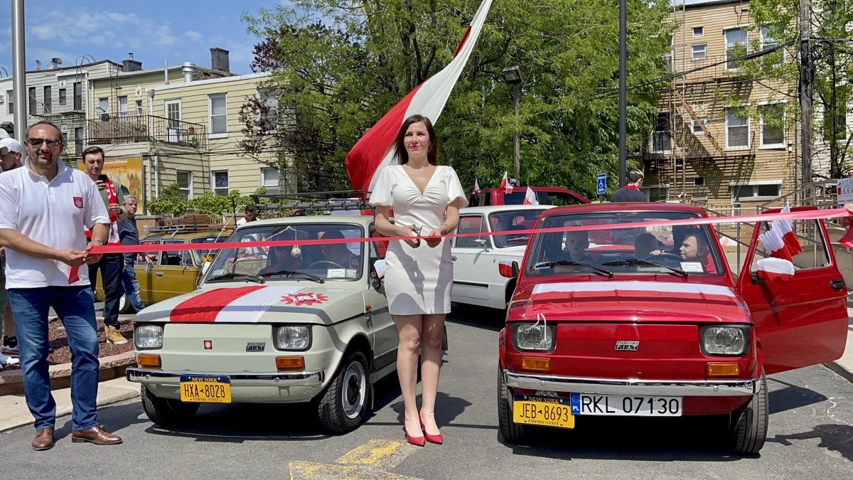 Kilkadziesiąt samochodów udekorowanych w biało-czerwone barwy przejechało ulicami Nowego Jorku. Wśród pojazdów były fiaty 126p, fiaty 125, polonezy, żuk, a nawet syrenka. Do tego inne auta, które trudno już zobaczyć na ulicach całego świata. Tak właśnie Polonia z Nowego świętowała Dzień Flagi oraz Dzień Polonii i Polaków za Granicą.