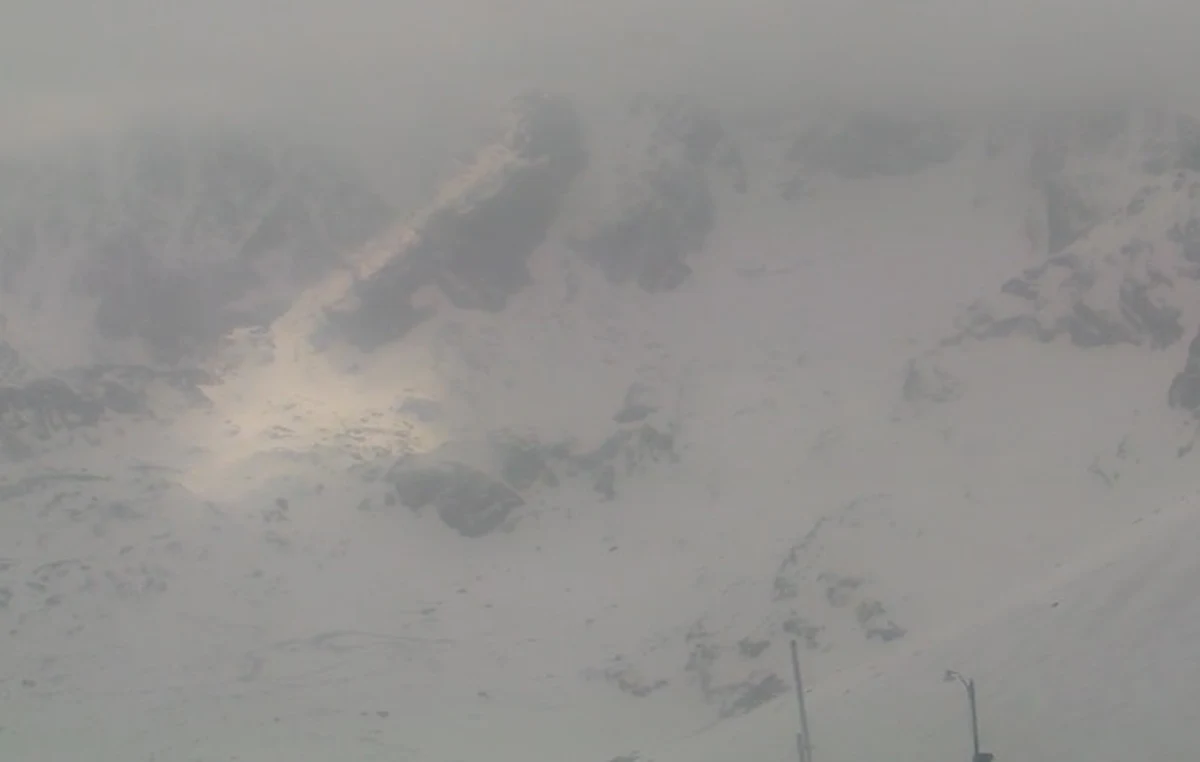 Ośnieżone tatrzańskie szczyty zobaczyli o poranku górale i turyści: w Tatrach spadł minionej nocy śnieg. Nad ranem odrobina białego puchu pojawiła się również w Zakopanem.