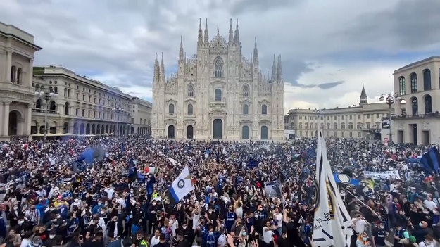 Inter Mediolan przerwał dziewięcioletnią passę Juventusu i zdobył Scudetto. Kibice nowych mistrzów Włoch nie byli w stanie ukryć radości z tego powodu i tłumnie wyszli na ulice. Zobacz dziką radość fanów mediolańskiego klubu.
