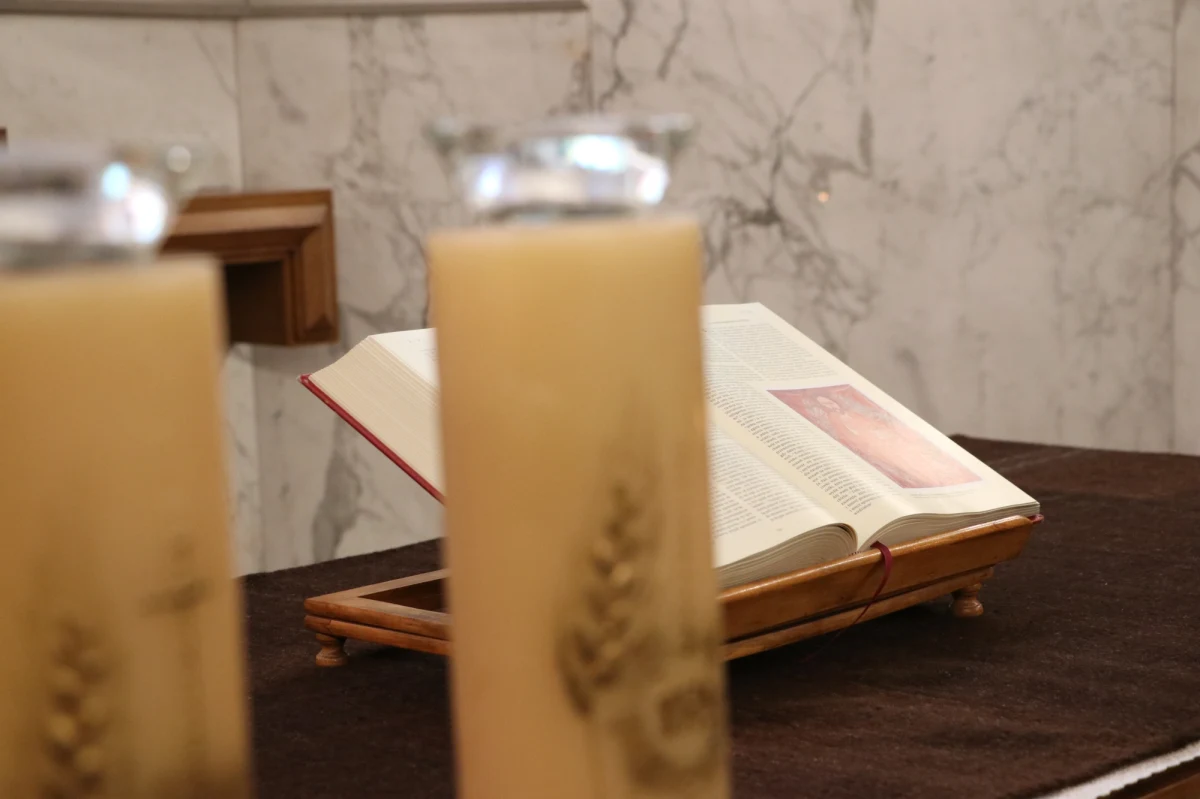 Policjanci z Kłodzka na Dolnym Śląsku zatrzymali mężczyznę, który w poniedziałek rano wtargnął do kościoła w Dusznikach-Zdroju. Podczas nabożeństwa 38-latek sterroryzował księdza atrapą broni. 