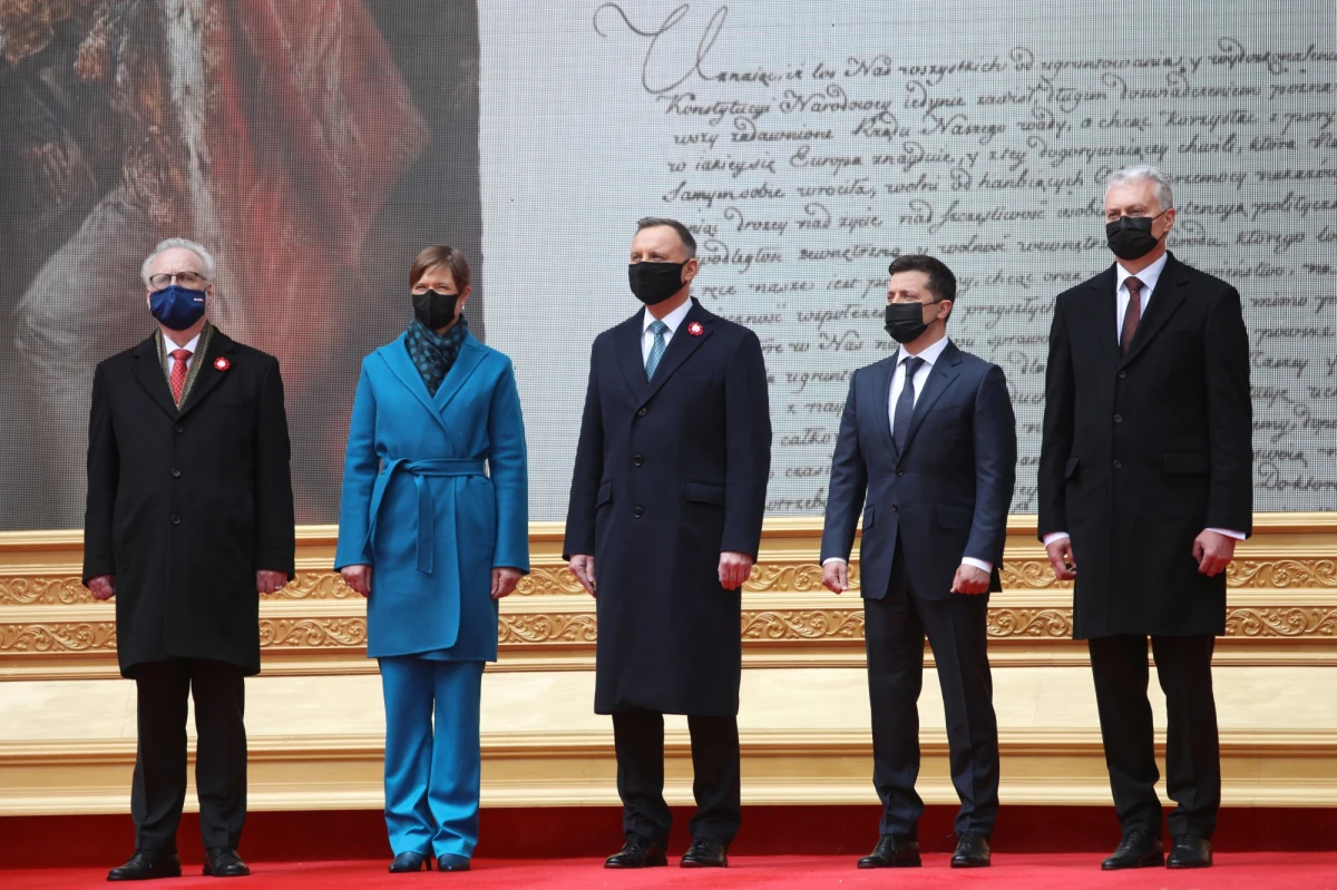 Solidarność narodów, szczególnie przy obecnych zagrożeniach dla bezpieczeństwa, jest jednym z kamieni węgielnych pokoju, stabilności, rozwoju, dobrobytu i odporności - oświadczyli prezydenci: Polski, Litwy, Estonii, Łotwy i Ukrainy w deklaracji przyjętej w 230. rocznicę uchwalenia Konstytucji 3 Maja.