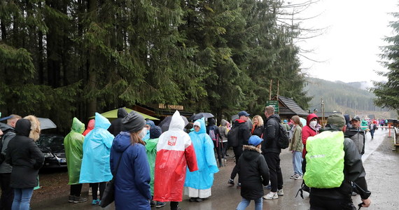 Sporo pracy mieli w majówkę ratownicy TOPR. W sobotę interweniowali pięć, a wczoraj dwa razy. "Wysoko w górach jest jeszcze zima" - przypominają ratownicy turystom. Od wtorku na nartach można poruszać się tylko na Kasprowym Wierchu i Rysach.