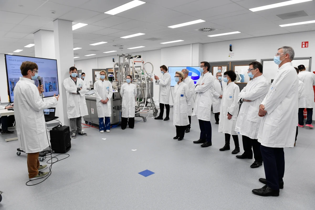 Europejska Agencja Leków (EMA) rozpoczęła ocenę stosowania szczepionki przeciwko Covid-19 BioNTech-Pfizer u młodych ludzi w wieku od 12 do 15 lat. Jeśli proces ewaluacji przebiegnie zgodnie z planowanym harmonogramem, to decyzja zostanie ogłoszona jeszcze w czerwcu.