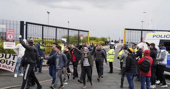 Manchester United zapowiedział współpracę z policją i własne kary dla agresywnych uczestników niedzielnych protestów przeciwko właścicielom klubu. Część kibiców wdarła się na stadion Old Trafford, przez co nie odbył się mecz piłkarskiej ekstraklasy z Liverpoolem.