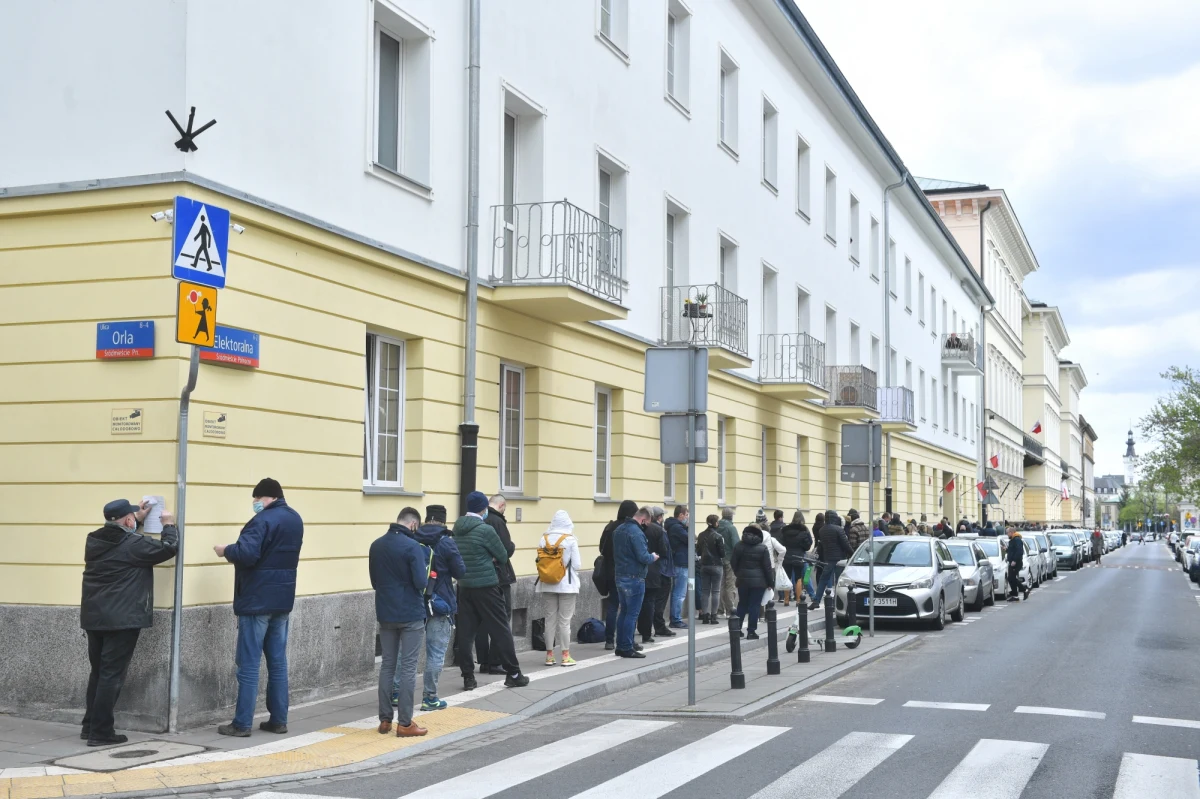 Za nami trzeci dzień akcji "Zaszczep się w majówkę". W jej ramach, w 16 miastach wojewódzkich pojawiły się mobilne punkty szczepień - namioty, ciężarówki i kontenery, w których można było zaszczepić się przeciw Covid-19 "z marszu", bez wcześniejszych zapisów. Wystarczyło e-skierowanie. Inicjatywa cieszyła się tak dużą popularnością, że Białystok i Gorzów Wielkopolski zdecydowały o przedłużeniu działania mobilnych punków. 