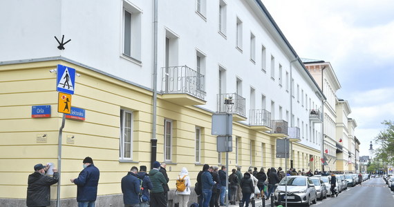 Za nami trzeci dzień akcji "Zaszczep się w majówkę". W jej ramach, w 16 miastach wojewódzkich pojawiły się mobilne punkty szczepień - namioty, ciężarówki i kontenery, w których można było zaszczepić się przeciw Covid-19 "z marszu", bez wcześniejszych zapisów. Wystarczyło e-skierowanie. Inicjatywa cieszyła się tak dużą popularnością, że Białystok i Gorzów Wielkopolski zdecydowały o przedłużeniu działania mobilnych punków. 