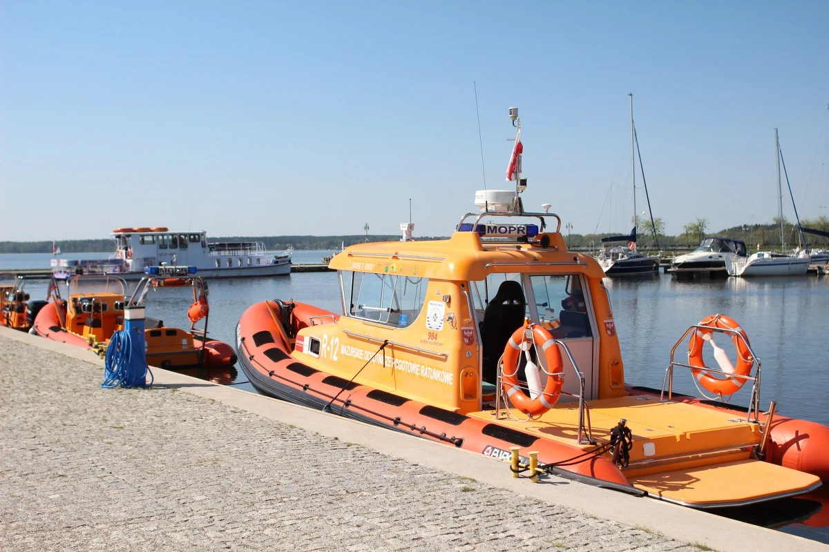 W poniedziałek na Szlaku Wielkich Jezior Mazurskich ratownicy MOPR pomagali załogom kilkunastu jachtów, które ugrzęzły w trzcinach lub na mieliźnie. Ratownicy udzielili pomocy medycznej dziecku, które przewróciło się na pokładzie i rozbiło głowę.