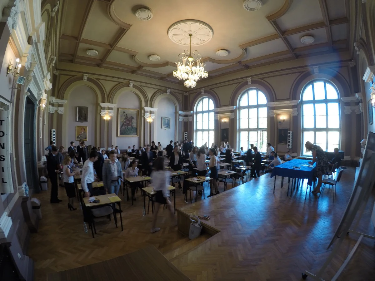 Maturalny maraton wystartował! Ponad 270 tysięcy tegorocznych absolwentów liceów ogólnokształcących i techników zasiadło dzisiaj do pierwszego sprawdzianu: obowiązkowego pisemnego egzaminu z języka polskiego na poziomie podstawowym. Kiedy tylko Centralna Komisja Egzaminacyjna opublikuje arkusze egzaminacyjne, znajdziecie je na RMF24. Sukcesywnie publikować będziemy również propozycje odpowiedzi opracowywane przez naszych ekspertów!