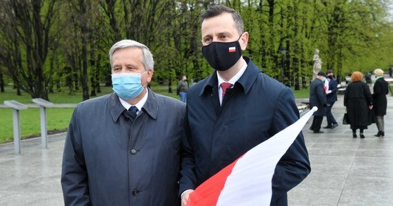 "Trzeba postawić na formację umiaru i rozsądku, na jakąś formę partii centrum i do tych wyborców się odwoływać" - powiedział były prezydent Bronisław Komorowski pytany o ewentualne budowanie nowego ruchu politycznego. Wskazał, że wspiera stworzenie ruchu wokół Polskiego Stronnictwa Ludowego. 