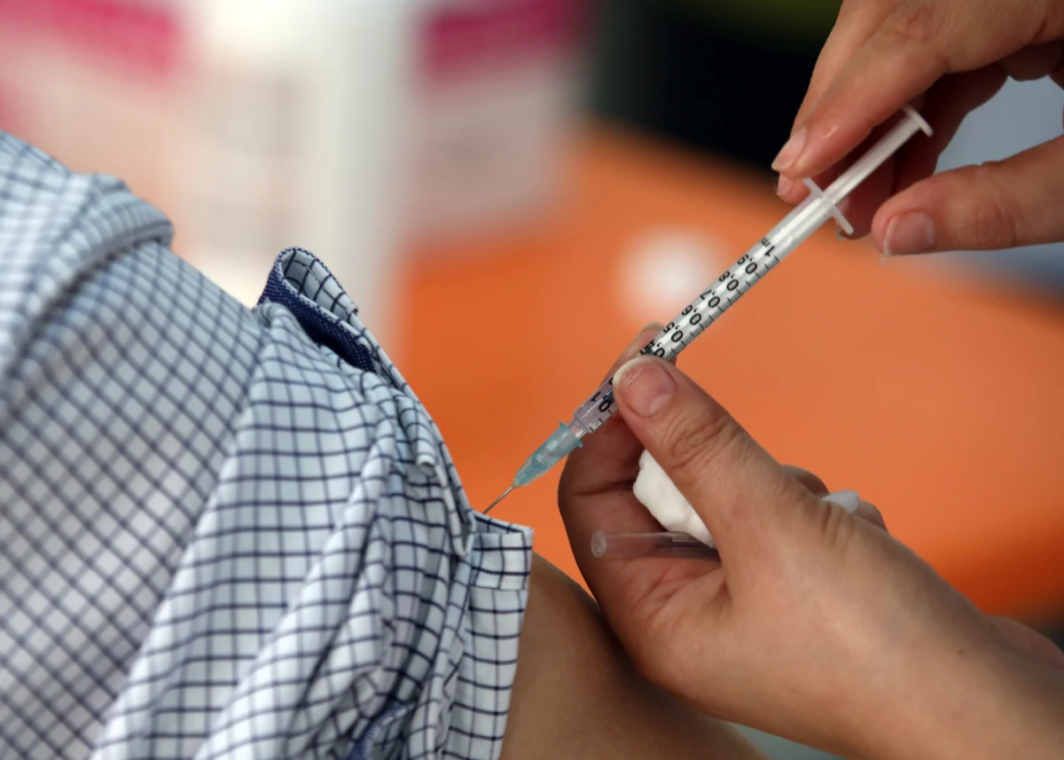 Na szczepienie przeciw Covid-19 od dziś mogą zapisywać się wszystkie pełnoletnie osoby, pod warunkiem, że zgłosiły w I kwartale taką wolę, wypełniając formularz. Osoby, które tego nie zrobiły, dołączają do rejestracji zgodnie z harmonogramem.  We wtorek przyszła kolej roczników 1988-1989.