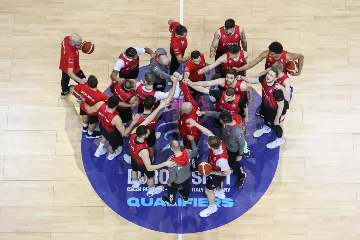 Trener reprezentacji Polski, Mike Taylor, wybrał szeroki skład kadry na turniej kwalifikacyjny do Igrzysk Olimpijskich w Tokio. Spotkania odbędą się od 29 czerwca do 4 lipca 2021 roku w Kownie.