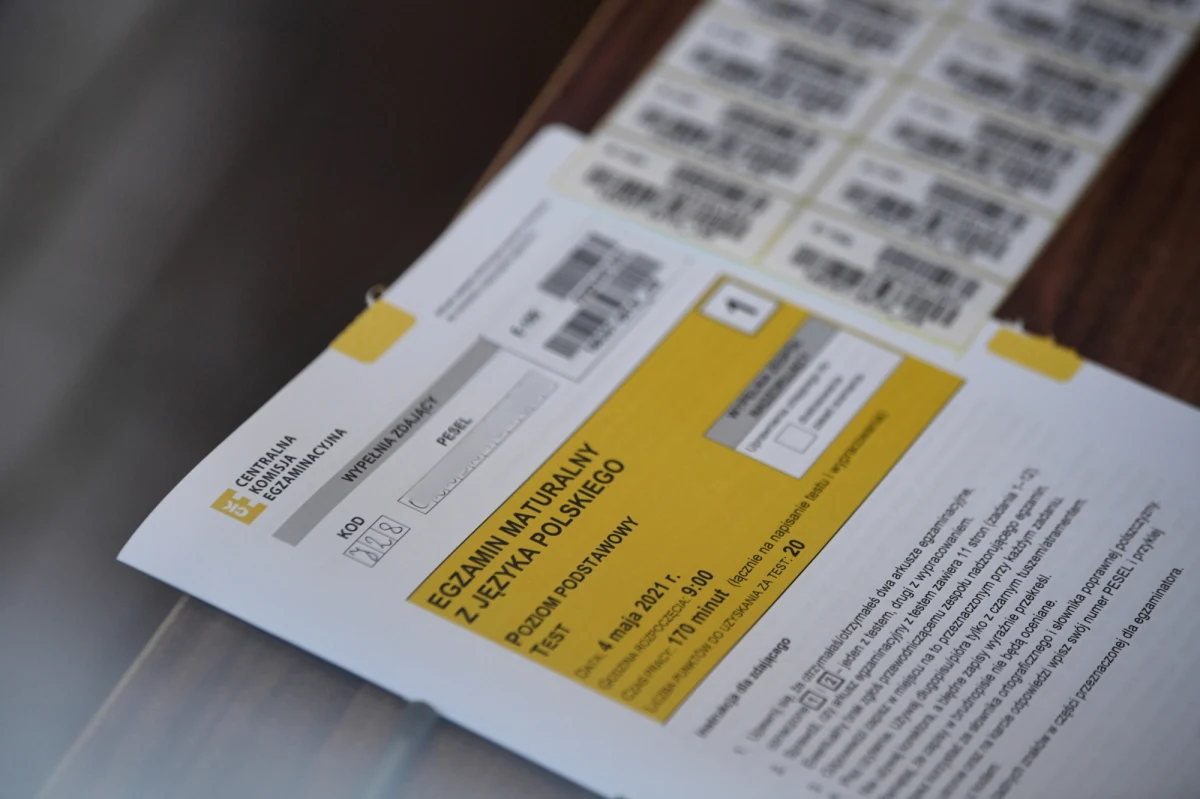 Fraza "Lalka ambicja" od godz. 7:17 rano zaczęła szybko zyskiwać na popularności w Google Trends – pisze Onet i zaznacza, że zainteresowanie kluczowymi zapytaniami maturalnymi występowało przed egzaminem w województwie podlaskim. Portal stawia pytanie: czy doszło do przecieków maturalnych? "Być może dyrektor szkoły otworzył przesyłkę, którą otrzymał przed egzaminem, do czego nie ma absolutnie prawa. My to oczywiście zgłosimy na policję, bo tyle jesteśmy w stanie zrobić” – komentuje dla Onetu szef CKE Marcin Smolik.