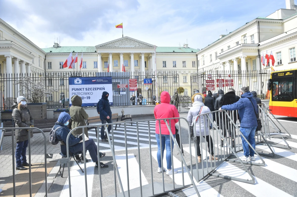 Dawki przeznaczone na szczepienia majówkowe pochodziły z odrębnej puli -zapewnił minister zdrowia Adam Niedzielski, odnosząc się do zarzutu, że przez zastrzyki wykonywane w trakcie majówki szczepionki nie dojechały do punktów, które miały szczepić w kolejnych dniach.