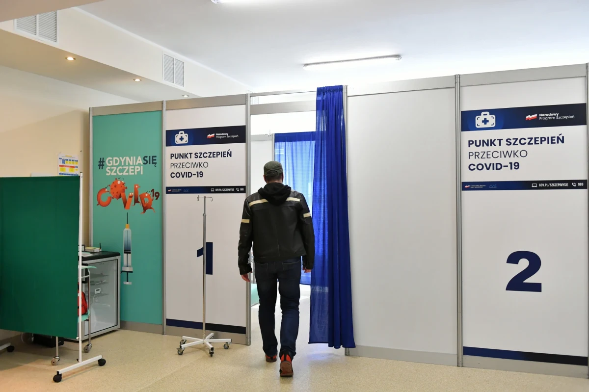 "Jak wykazują badania, ozdrowieńcy na ogół lepiej odpowiadają na szczepienie niż osoby, które nie przechorowały Covid-19. Być może warto więc ozdrowieńcom proponować jednodawkową szczepionkę Johnson & Johnson" - sugeruje dr n. med. Paweł Grzesiowski z Naczelnej Rady Lekarskiej ds. walki z Covid-19.