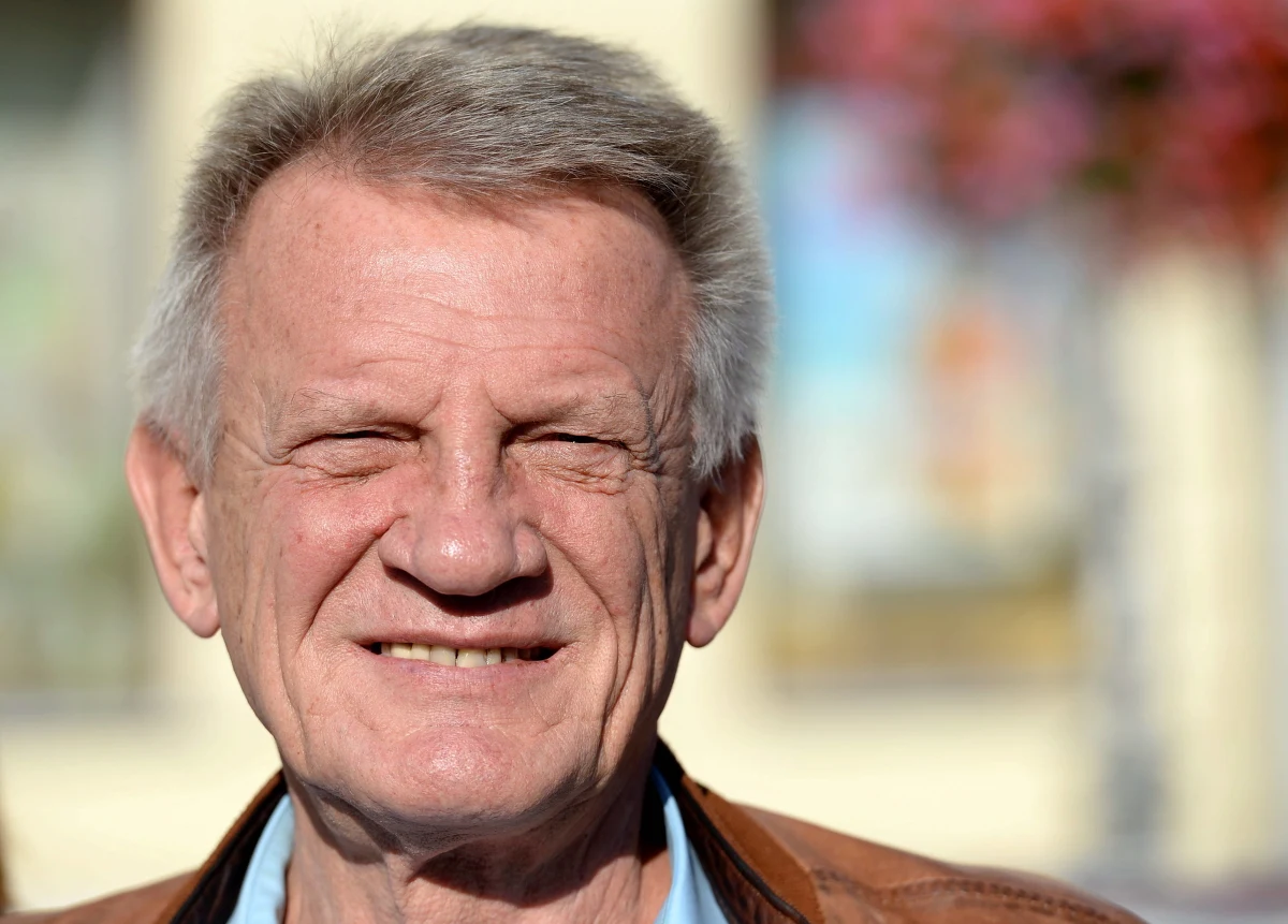 Posłowie uczcili minutą ciszy zmarłego w weekend Bronisława Cieślaka - aktora i posła Sojuszu Lewicy Demokratycznej. "Jesteśmy głęboko wstrząśnięci, ale i przekonani, że wielka postać Bronka pozostanie w pamięci" - mówił szef klubu Lewicy Krzysztof Gawkowski. 