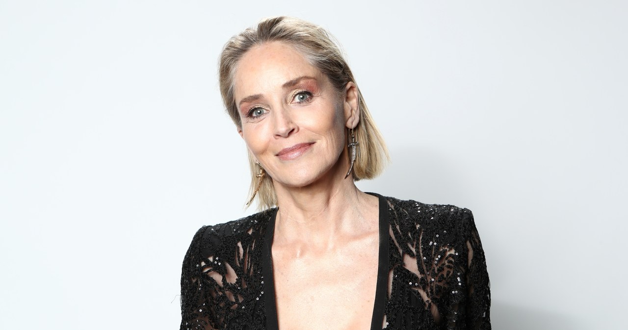 Sharon Stone od lat uchodzi za jedną z najpiękniejszych kobiet w Hollywood. Choć od premiery kultowego thrillera minęły już niemal trzy dekady, okrzyknięta wówczas symbolem seksu aktorka wciąż zachwyca urodą i nienaganną sylwetką. W najnowszym wywiadzie filmowa Catherine Tramell ujawniła tajniki swojego stylu życia, któremu zawdzięcza świetną formę i doskonałe samopoczucie.