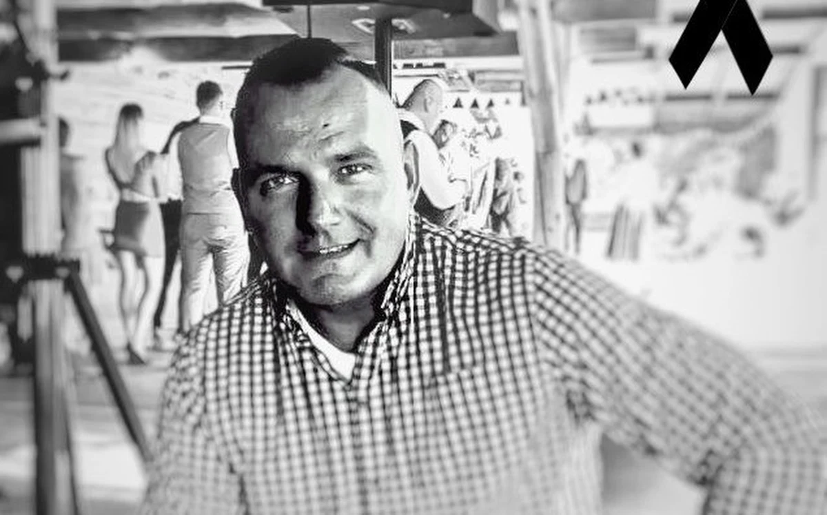 Policjant z Raciborza został śmiertelnie postrzelony podczas interwencji. Wiemy już, że był to 43-letni Michał Kędzierski. Komendant główny, szefowie komendy wojewódzkiej w Katowicach i raciborskiej policji oraz funkcjonariusze i pracownicy innych jednostek składają kondolencje rodzinie młodszego aspiranta.