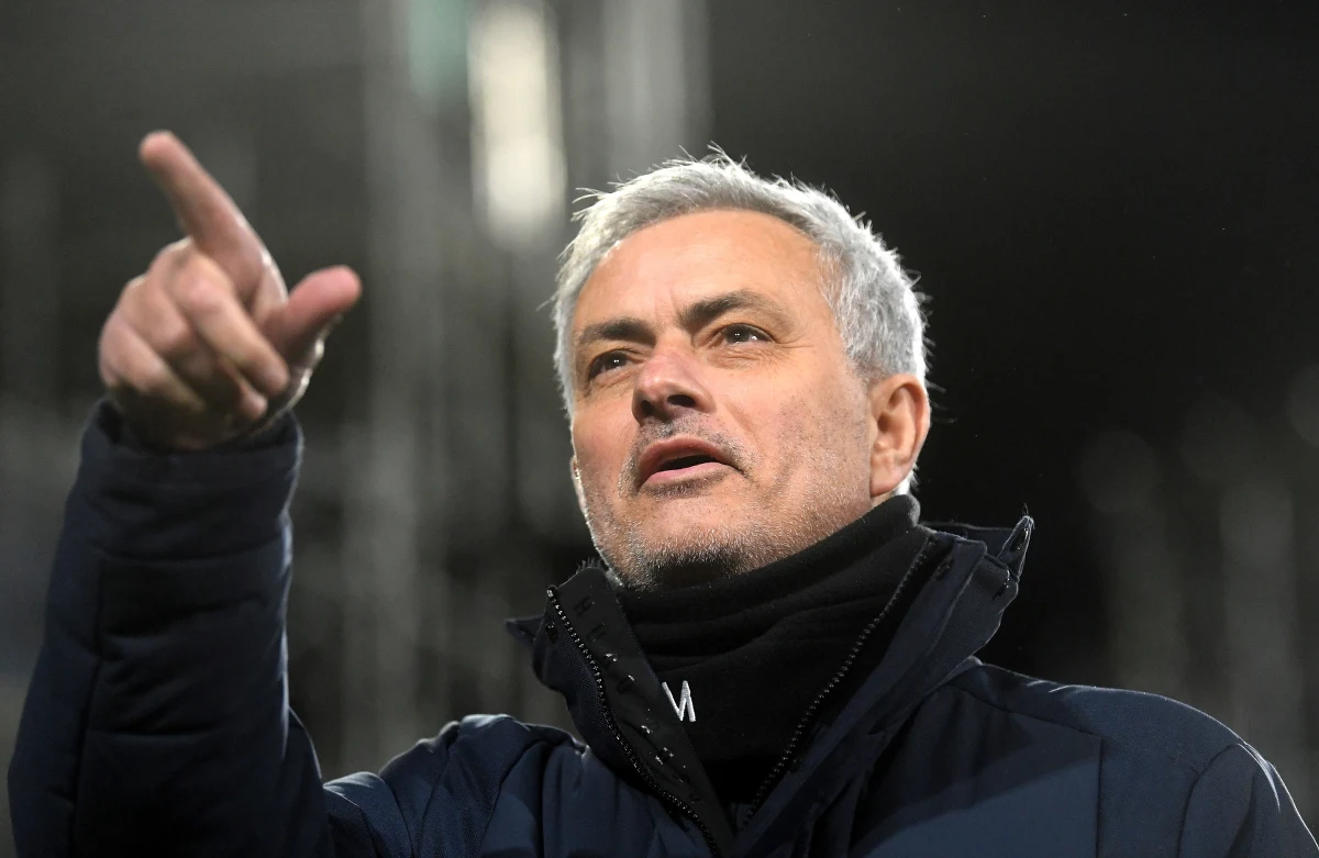 Jose Mourinho podpisał kontrakt z klubem AS Roma i poprowadzi zespół od sezonu 2021/2022 - poinformował włoski klub. Z końcem obecnych rozgrywek z tą drużyną pożegna się jego rodak – Paulo Fonseca.
