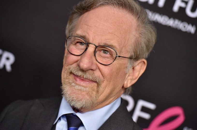 Od jakiegoś czasu pojawiają się nowe informacje na temat przygotowywanego właśnie filmu, którego inspiracją było dzieciństwo Stevena Spielberga. Jednak dopiero teraz poznaliśmy jego tytuł - "The Fabelmans" ("Fabelmanowie"). Potwierdza on wcześniejsze informacje o tym, że prawdziwe postaci z dzieciństwa Spielberga, jak również on sam, pojawią się w filmie pod zmienionymi imionami.