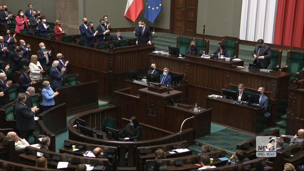 To jedno z najważniejszych głosowań w tej kadencji Sejmu. Większość za ustawą o unijnych pieniądzach tworzą PiS, Porozumienie, niemal cała Lewica, PSL i koła Szymona Hołowni i Pawła Kukiza. Posłowie Koalicji Obywatelskiej chcą wstrzymać się od głosu. Przeciw zagłosują ziobryści i Konfederacja. Podczas debaty premier mówił o ponadpartyjnej zgodzie. 


