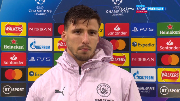 Wywiad z Rúben Dias po meczu z PSG.
Manchester City pokonał w rewanżowym starciu półfinałowym Paris Saint-Germain 2:0 i po raz pierwszy w historii klubu awansował do finału Ligi Mistrzów. Obydwa gole dla ekipy Pepa Guardioli strzelił Riyad Mahrez, który w dwumeczu aż trzy razy trafił do siatki Keylora Navasa. Paryżanom w końcówce puściły nerwy, czego efektem była między innymi czerwona kartka dla Angela di Marii.
