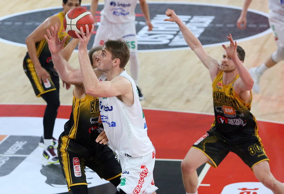 Trwa walka o tytuł koszykarskiego mistrza Polski. Enea Zastal BC Zielona Góra pokonał po dwóch dogrywkach Arged BM Slam Stal Ostrów Wielkopolski 105-101. W rywalizacji o złoto Stal prowadzi, ale już tylko 3-2. Szóste spotkanie rozegrane zostanie w czwartek (godz. 19.30) w "bańce" w Ostrowie Wlkp.
