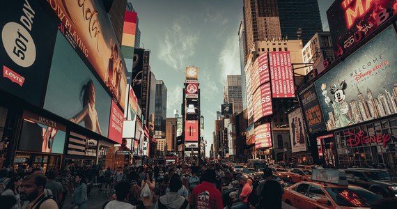 Nowy Jork – miasto, które po wybuchu epidemii stało się epicentrum pandemii – wraca do życia. To tam z powodu liczby chorych rok temu organizowano szpitale polowe, a przed placówkami ustawiano samochody chłodnie, które były tymczasowymi kostnicami. 12 miesięcy później nowojorczycy w końcu mogą odetchnąć. Widać ogromną zmianę. Na Times Square pojawili się ludzie. Zapełniły się parki. Także Polacy mieszkający w Nowym Jorku mówią, że najgorsze za nimi. 