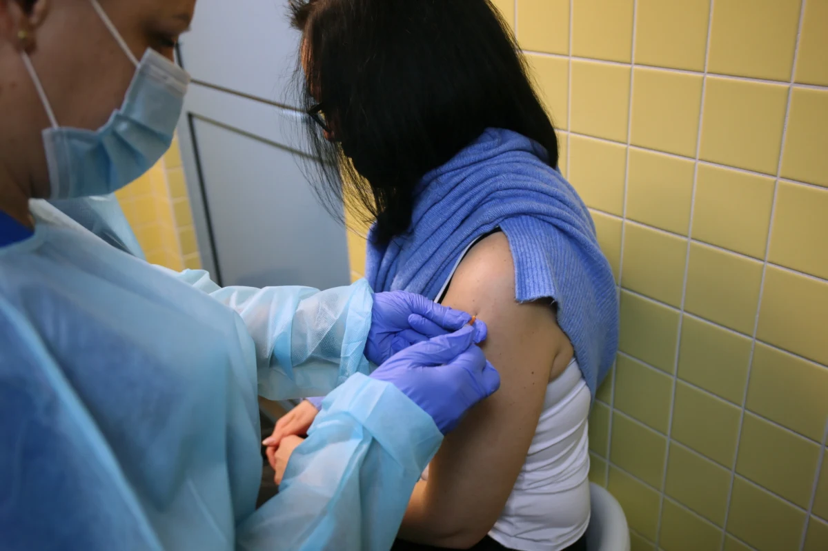 Zgodnie z harmonogram szczepień dziś przyszła kolej na rejestrację osób w wieku 30 i 31 lat, które w I kwartale nie zgłosiły chęci zaszczepienia. To urodzeni w latach 1990-1991. Równocześnie trwają zapisy starszych roczników i wszystkich osób pełnoletnich, które to zrobiły.