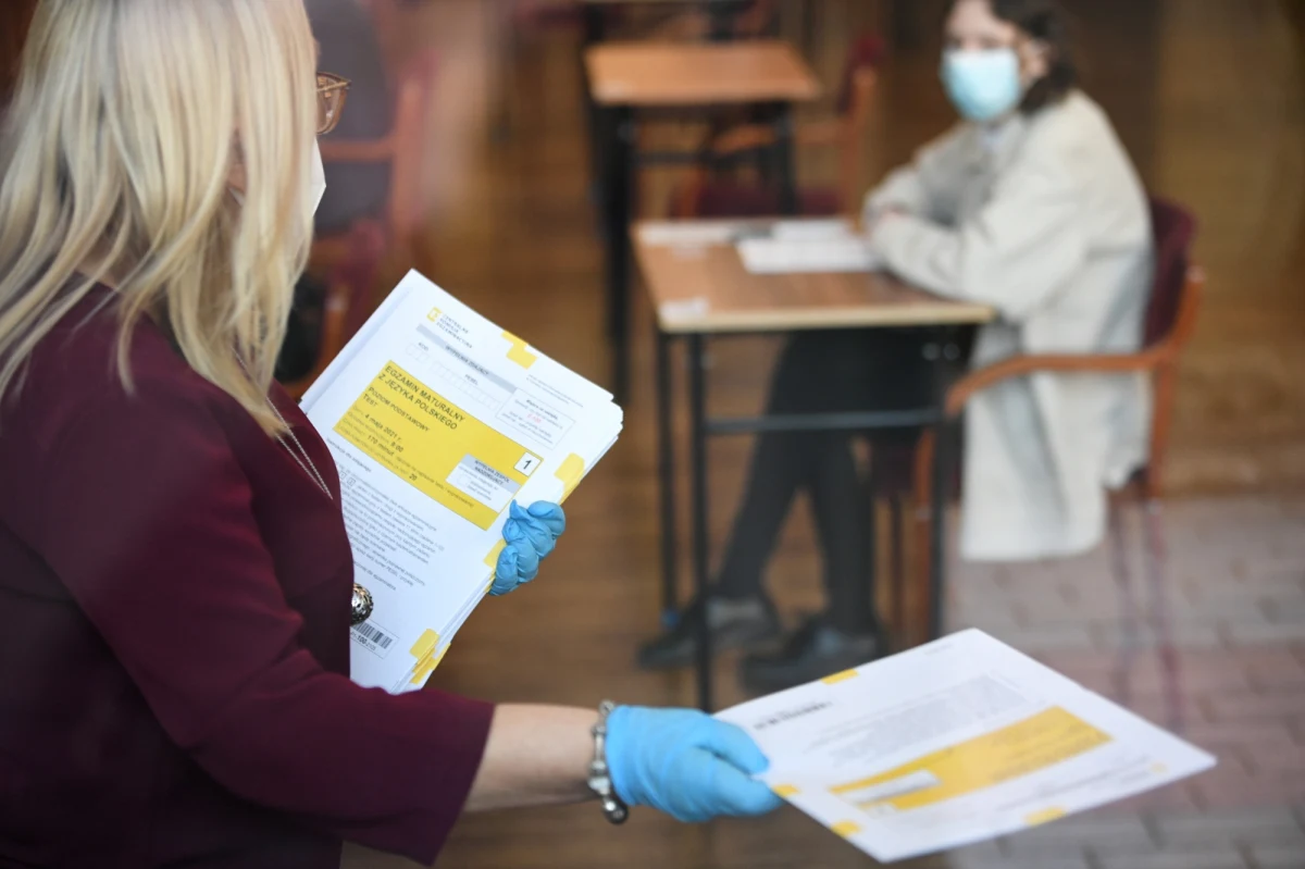 Centralna Komisja Egzaminacyjna złożyła dzisiaj na policję zawiadomienie ws. podejrzenia przecieku tematów maturalnych z egzaminu z języka polskiego. Wątpliwości wzbudził nagły wzrost przed sprawdzianem internetowych wyszukiwań frazy: "Lalka ambicje" – a były to słowa-klucze jednego z tematów. Co ciekawe, rok temu pojawiły się podobne podejrzenia – i również dotyczyły Podlasia.