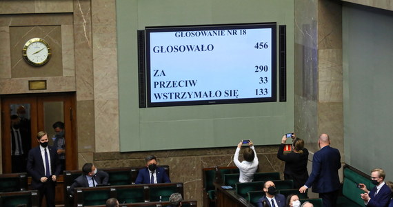 Senat może wprowadzić poprawki do przyjętej we wtorek  przez Sejm ratyfikacji Funduszu Odbudowy. Choć senatorowie PiS zwrócili się do Marszałka Senatu o wprowadzenie ustawy pod obrady na najbliższym posiedzeniu - Tomasz Grodzki - zapowiedział, że Konwent Seniorów zajmie się sprawą dopiero za tydzień. 