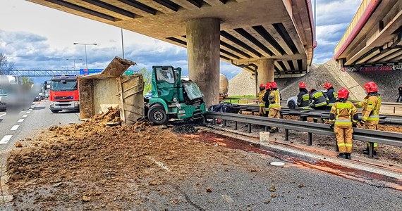 Tragiczny wypadek na obwodnicy Krakowa, czyli części autostrady A4. Między węzłami Skawina i Kraków Południe ciężarówka uderzyła w filar wiaduktu. Zginęła jedna osoba - 62-letni kierowca ciężarówki.