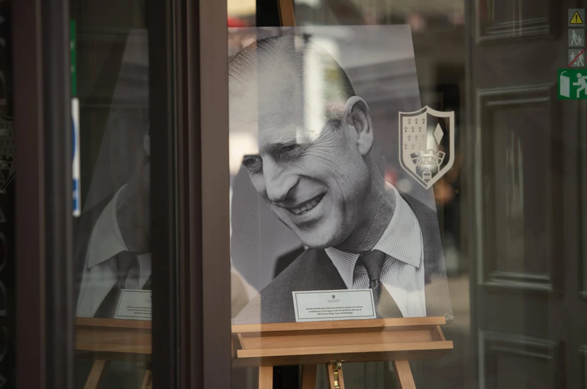 Mąż kólowej Wielkiej Brytanii, książę Filip zmarł ze starości - podały brytyjskie media powołując się na akt zgonu. Monarcha zmarł w wieku 99 lat.