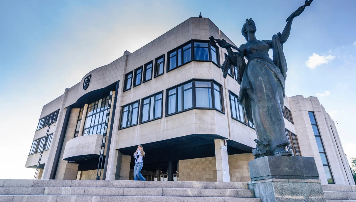 ​Wicemarszałek słowackiego parlamentu Juraj Šeliga z liberalnej partii Za L’udi złożył rezygnację po tym, jak wyszło na jaw, że w czasie godziny policyjnej przebywał w restauracji w Bratysławie. Polityk na konferencji prasowej przeprosił za "zły przykład".