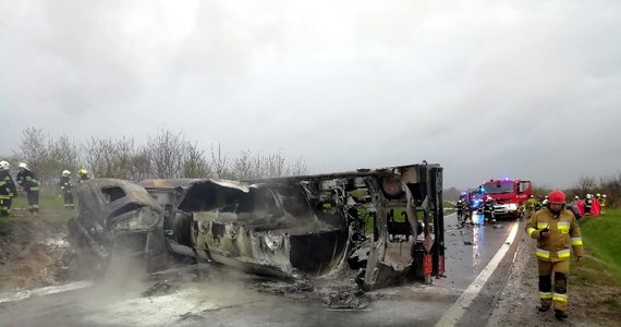 Tragiczny wypadek na obwodnicy Leżajska na Podkarpaciu. Samochód osobowy zderzył się z cysterną przewożącą olej napędowy. Zginęła jedna osoba. 
