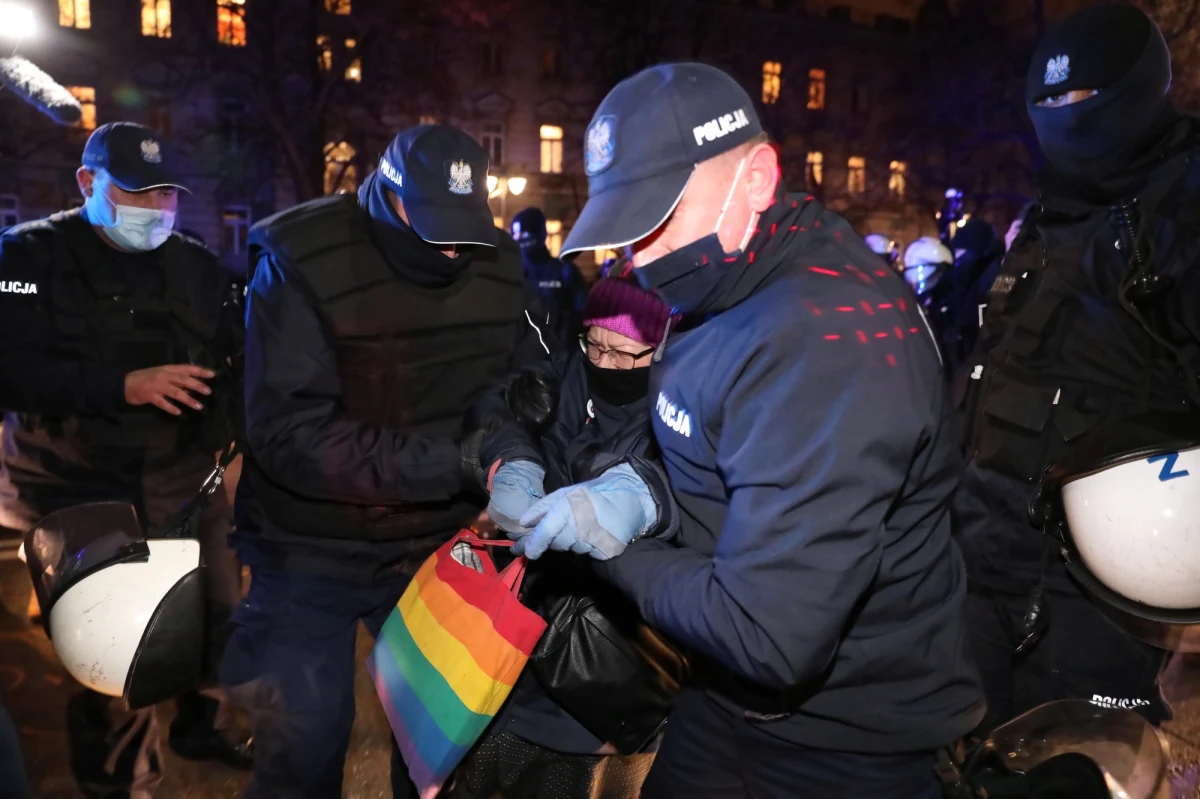 W 2021 roku do Sądu Rejonowego dla Warszawy-Śródmieścia wpłynęło 5 aktów oskarżenia i 6 wniosków o ukaranie Katarzyny A., aktywistki znanej jako "Babcia Kasia". Ostatni akt oskarżenia skierowano pod koniec kwietnia, chodzi o naruszenie nietykalności cielesnej trzech funkcjonariuszy – dowiedziała się PAP.