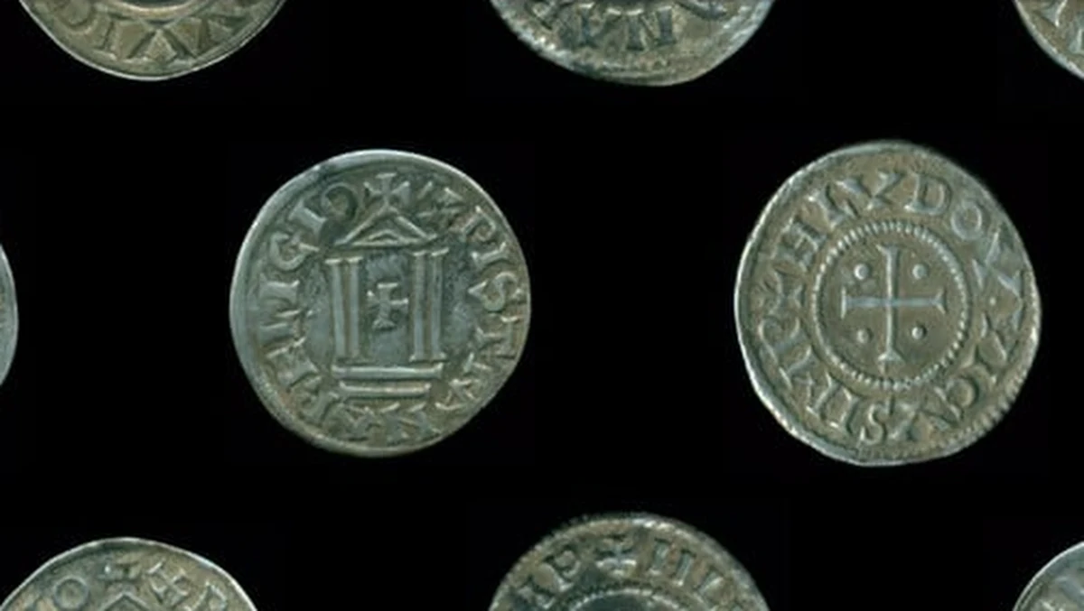 Ponad sto srebrnych denarów bitych w IX wieku przez władców z dynastii Karolingów odnaleziono w trakcie prac archeologicznych w okolicach Biskupca (Warmińsko-mazurskie). Według archeologów jest to pierwszy skarb denarów karolińskich odkryty na terenie Polski.