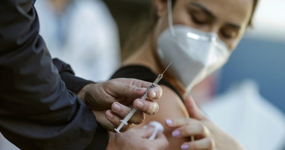 Polski rząd wstrzymuje się z decyzjami o przyznaniu zaszczepionym przeciwko Covid-19 dodatkowych, daleko idących uprawnień. Na ogłoszenie takich przywilejów zdecydowało się już wiele krajów.