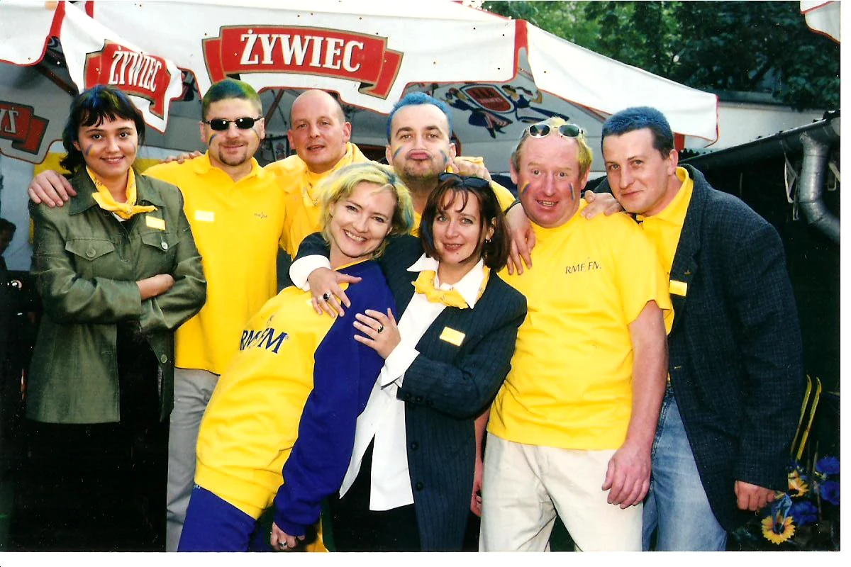 "Taki dobry duch oddziału, zawsze pomocna, chciała żeby cały oddział, wszyscy ludzie byli szczęśliwi, ciągle uśmiechnięta, otwarta i wrażliwa na ludzi" – tak Magdę zapamiętali jej przyjaciele z oddziału RMF FM Opole. 6 maja 2021 roku mija 20.rocznica śmierci naszej koleżanki. Po tragicznym wypadku samochodowym, który miał miejsce 1 listopada 2000 roku w Kostowie (woj. opolskie), Magda zmarła pół roku później nie odzyskawszy przytomności. Na szczęście z wypadku uratowały się jej dzieci. W trakcie długiego majowego weekendu spotkaliśmy się przy grobie Magdy na Cmentarzu na Półwsi w Opolu, złożyliśmy w imieniu wszystkich koleżanek i kolegów z RMF FM wiązankę, zapaliliśmy świeczki i wraz z jej dziećmi wspominaliśmy ich Mamę.