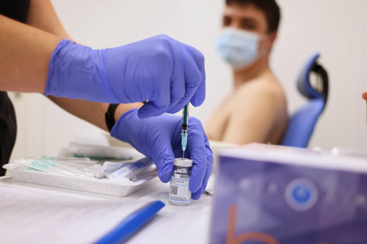 Co najmniej tydzień po szczepieniu drugą dawką nabywamy maksymalnej odporności przeciw koronawirusowi - tak przekonują w rozmowie z RMF FM epidemiolodzy. Wraz z coraz szerszą akcją szczepień przeciw Covid-19 porządkujemy informacje, co dzieje się po tym, gdy dostajemy szczepionkę.