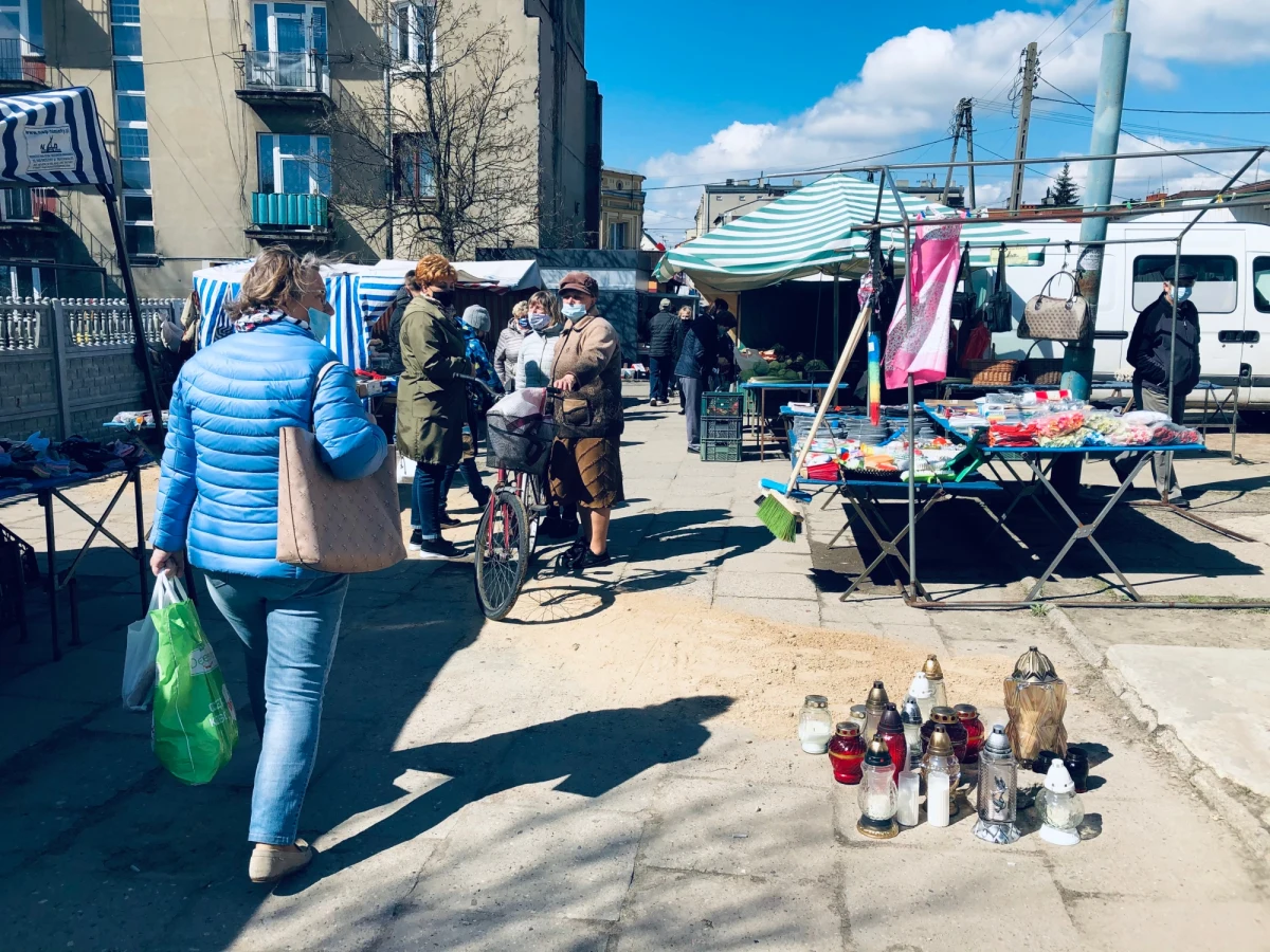 39-letni nożownik z Brzezin w Łódzkiem, który na miejscowym targowisku zabił właściciela jednego ze sklepów, był poszukiwany: już wcześniej dostał mandat za kradzież sklepową, a ponieważ go nie zapłacił, był poszukiwany, by w zamian za mandat odbyć karę aresztu. 41-letniego mężczyznę ugodził nożem podczas ucieczki przed policją, gdy ten próbował go zatrzymać.
