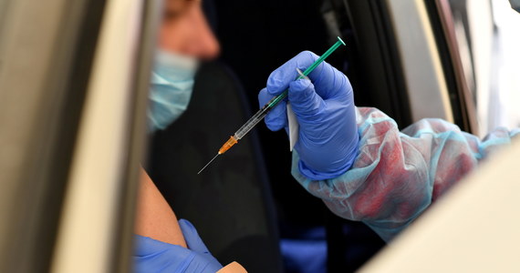 Minister zdrowia Adam Niedzielski w czwartek poinformował, że dotychczas nie podjęto decyzji w sprawie szczepień przeciw Covid-19 wśród nastolatków. "Na pewno będziemy się przygotowywali do tego, ale na razie realizujemy priorytety szczepienia dorosłych" – powiedział.