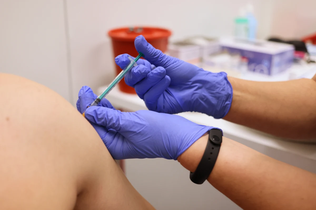 Wszystkie badania wskazują, że ozdrowieńcy mają odporność na zachorowanie w przedziale od trzech do sześciu miesięcy. Nie mamy żadnych przewartościowujących dowodów naukowych, więc nie podejmujemy nowych decyzji w tej sprawie – mówił na konferencji prasowej minister zdrowia Adam Niedzielski.