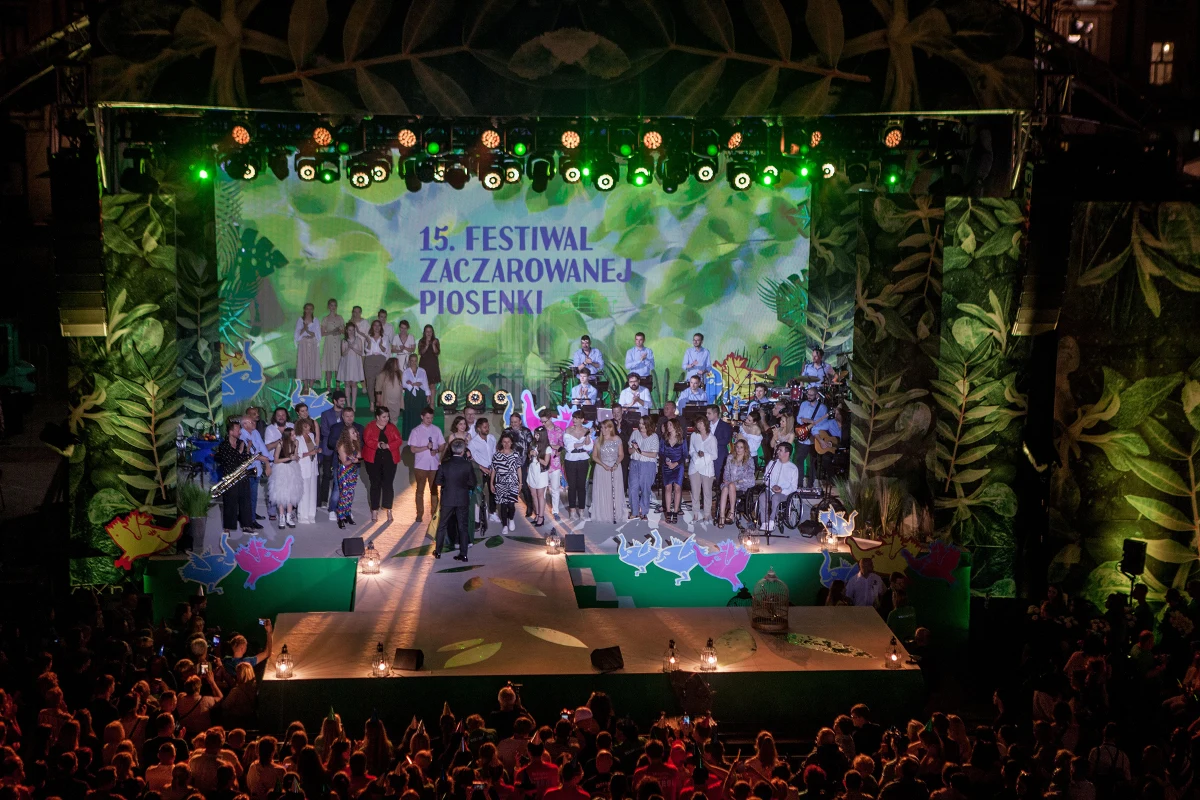 8 maja w Konstancińskim Domu Kultury "Hugonówka" odbędzie się półfinał 16. Festiwalu Zaczarowanej Piosenki - ogólnopolskiego, kilkuetapowego konkursu dla uzdolnionych wokalnie osób z niepełnosprawnościami. Organizatorami projektu są Fundacja Anny Dymnej „Mimo Wszystko” przy współpracy Telewizji Polskiej SA. Opiekę artystyczną nad festiwalem, od pierwszej edycji, sprawuje Irena Santor.