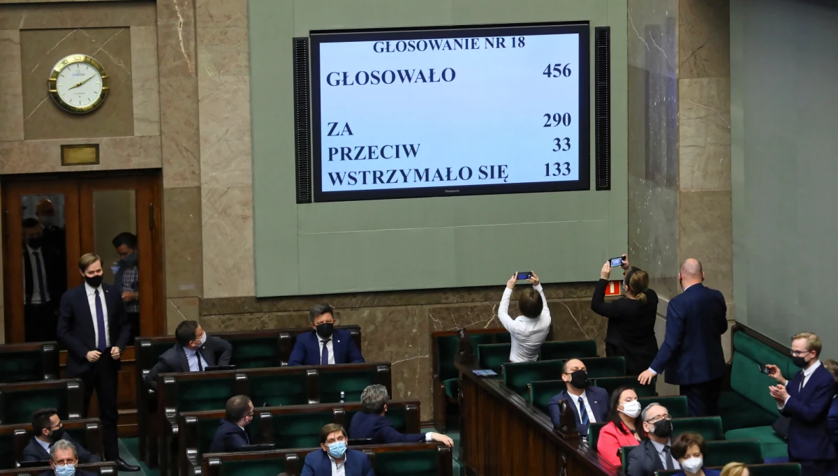 ​Większość Polaków negatywnie ocenia decyzje ugrupowań, które we wtorek wstrzymały się lub zagłosowały przeciwko ratyfikacji decyzji o zwiększeniu zasobów własnych UE - wynika z najnowszego sondażu IBRiS dla "Wydarzeń" Polsatu. Od ponad tygodnia sprawa budzi wiele dyskusji, głównie ze względu na poparcie przez Lewicę Krajowego Planu Odbudowy.